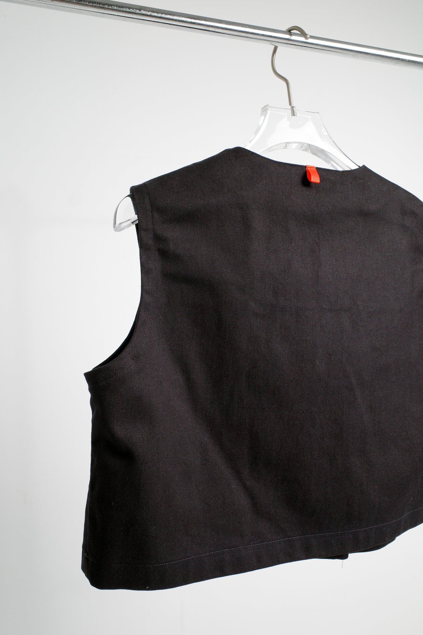 NIKO VEST IN BLACK - BEV C multi label store