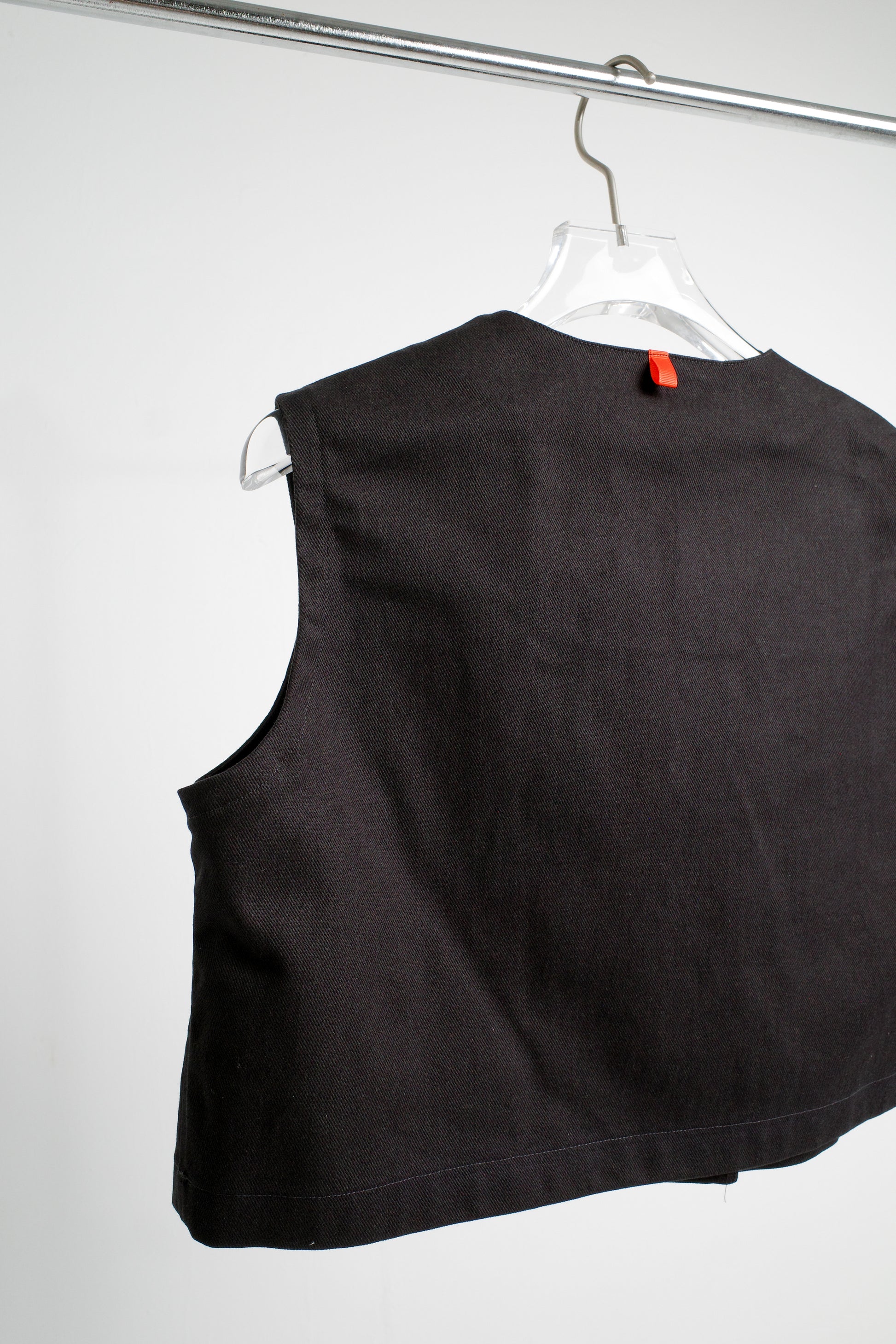 NIKO VEST IN BLACK - BEV C multi label store