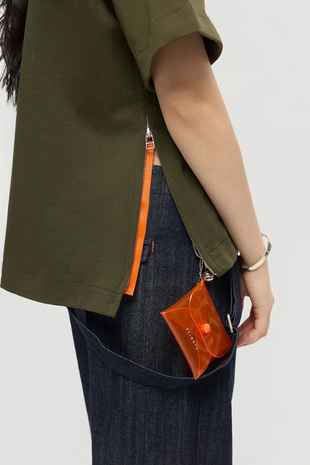 SOKKO ZIP TEE IN OLIVE FIG