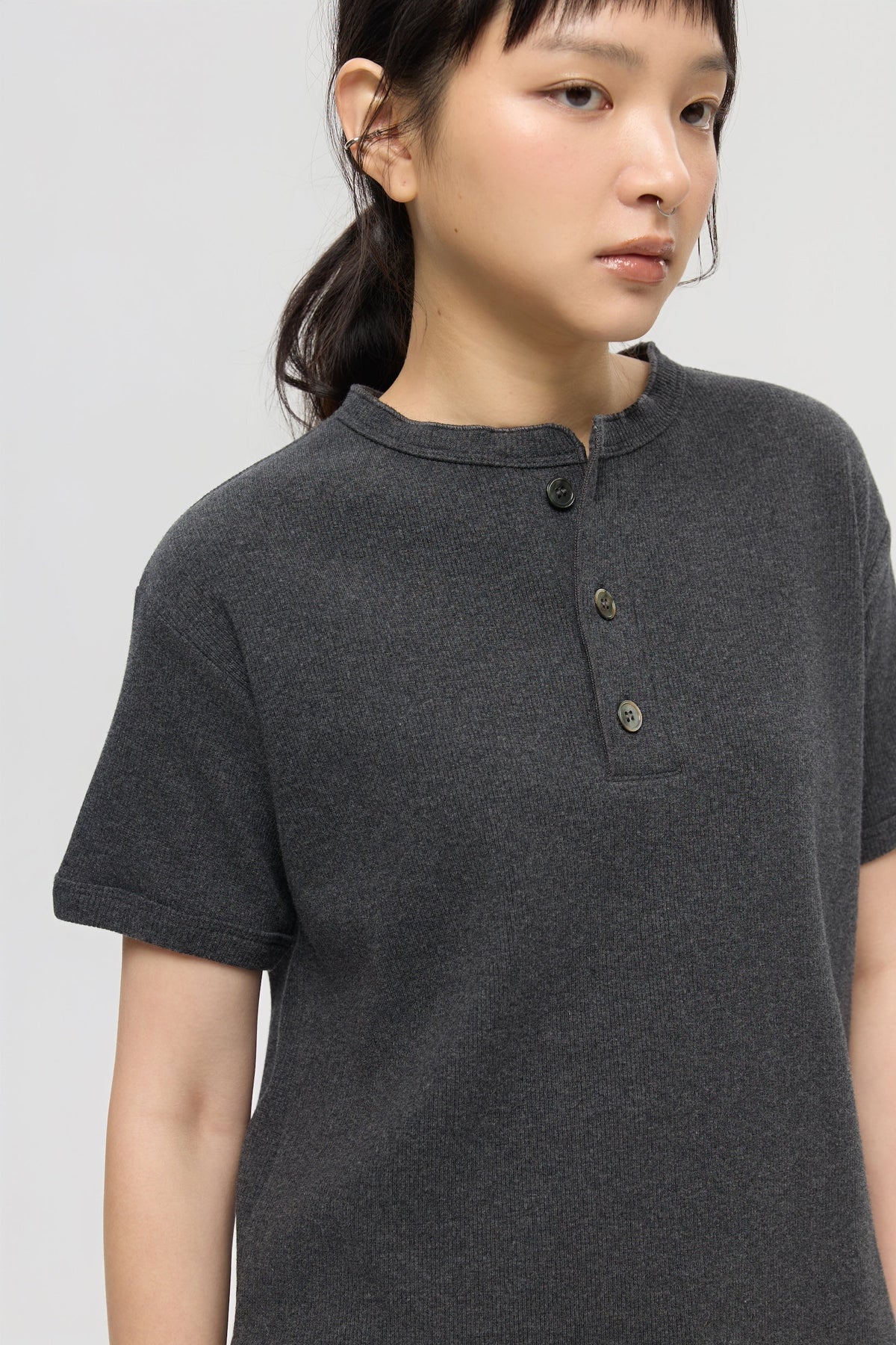 MILITARY HENLEY TEE IN CHARCOAL MARL