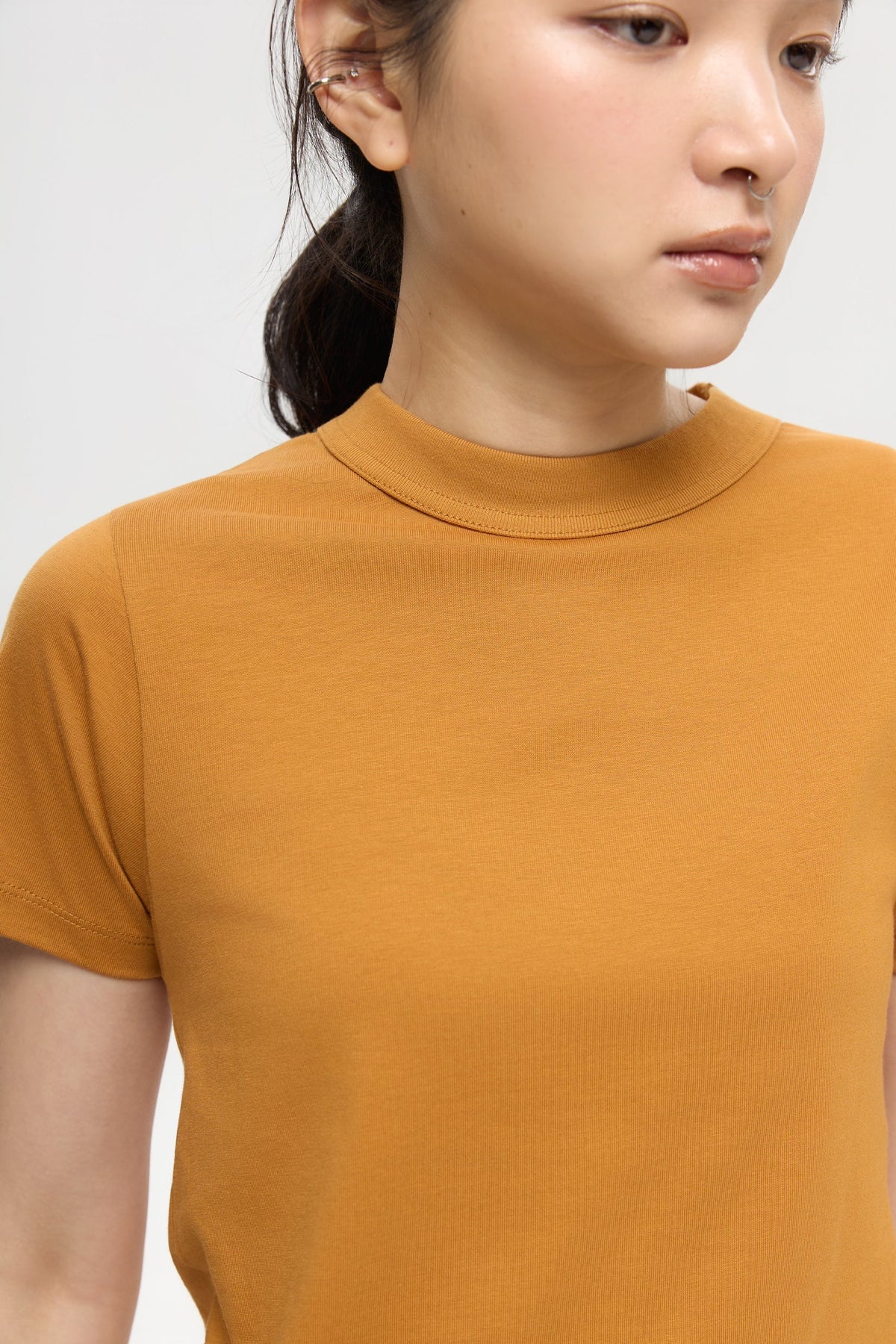 MOCK NECK TEE IN CARAMEL