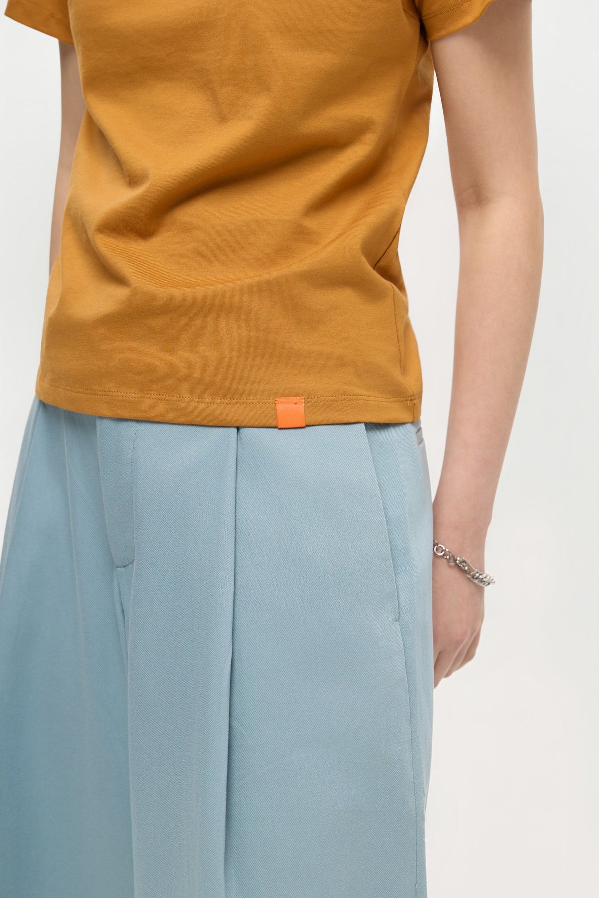 MOCK NECK TEE IN CARAMEL