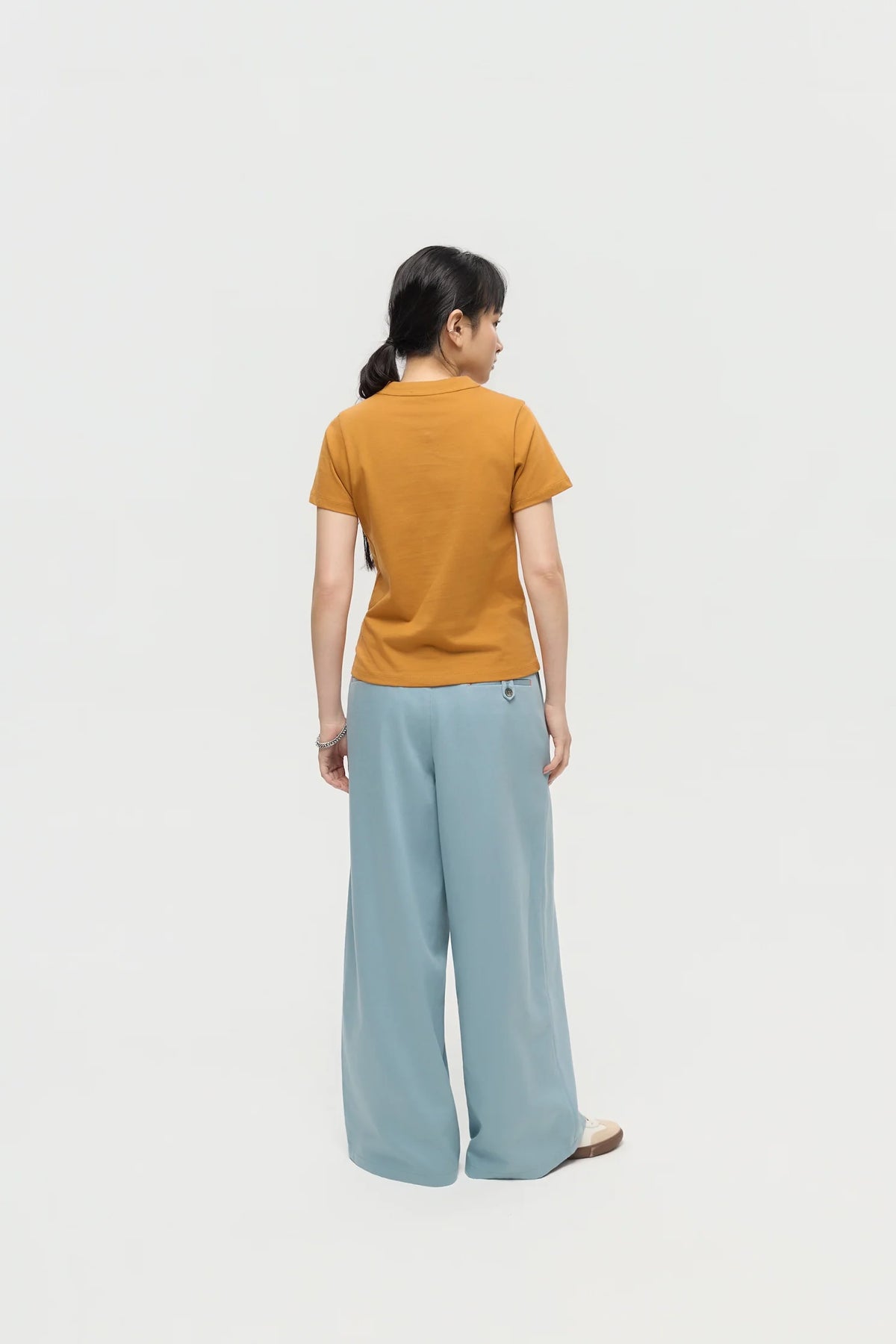MOCK NECK TEE IN CARAMEL