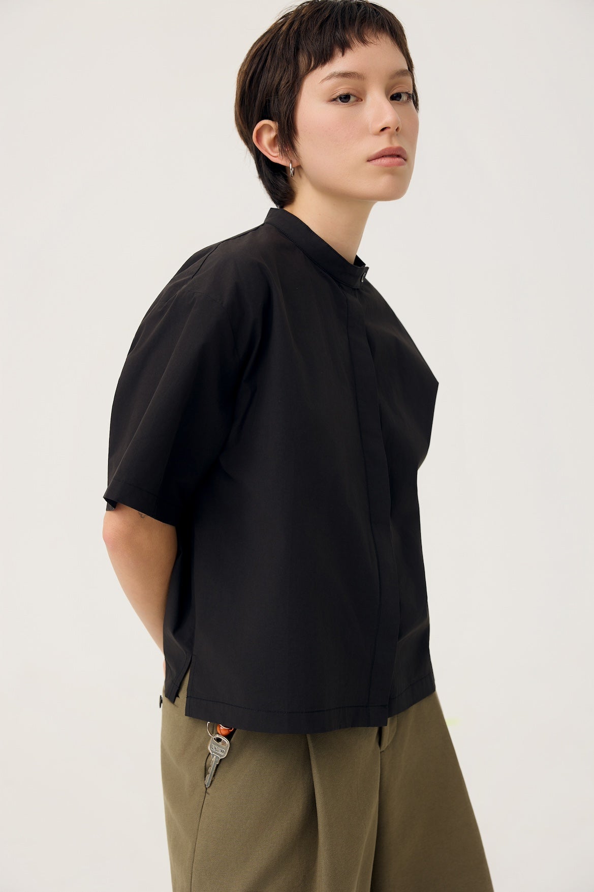 UTSURO CROP SHIRT IN TONER BLACK - BEV C multi label store