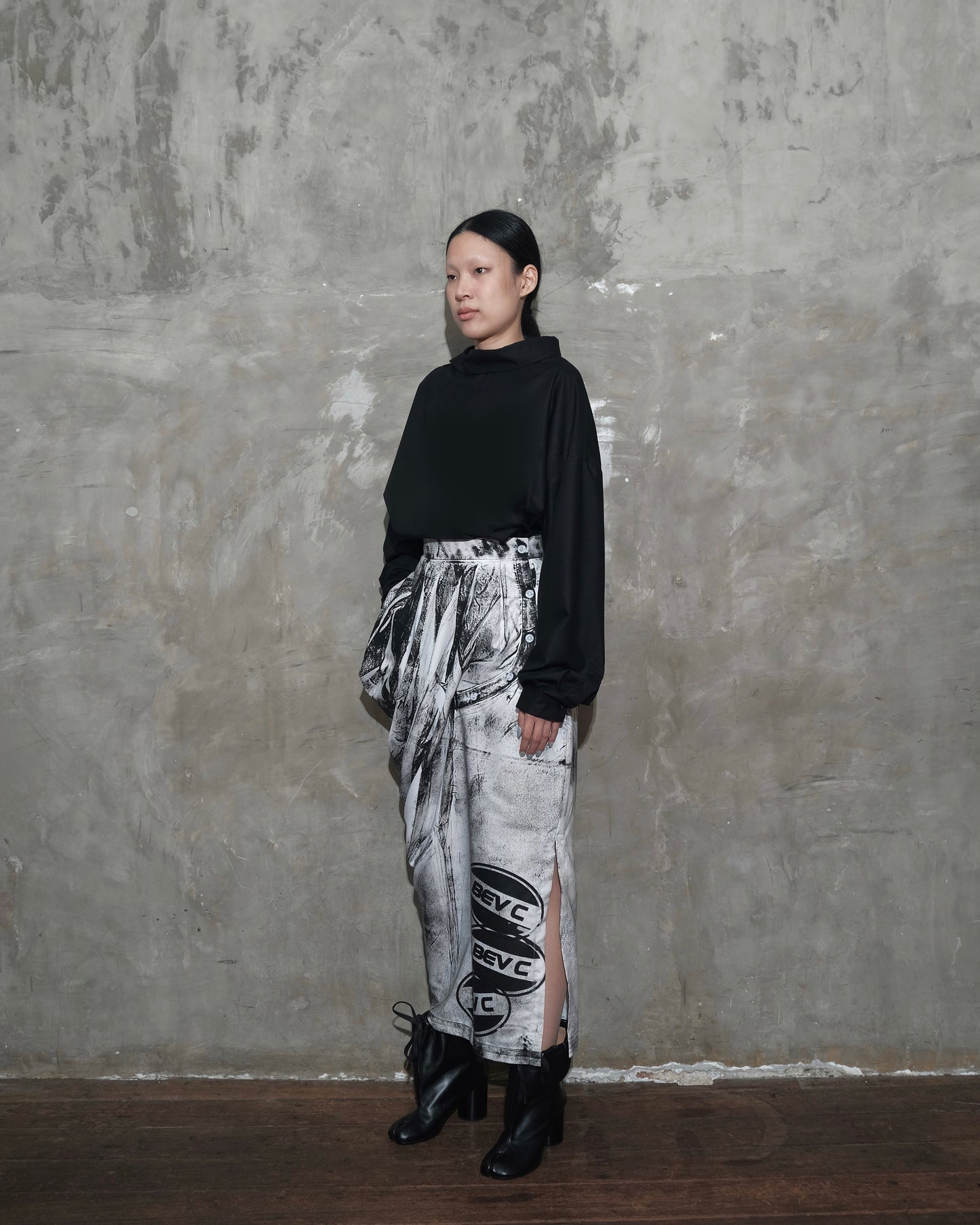 Slanted Collar Shirt in Black - BEV C multi label store