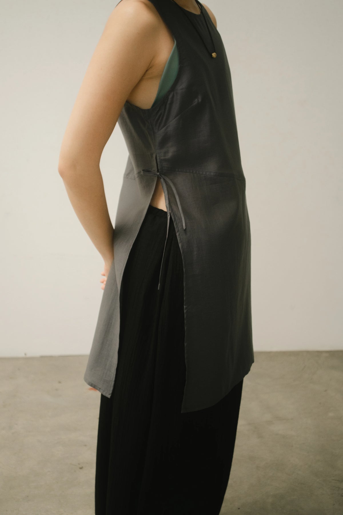 WES x GUNG x SO | Bold Side Slit Long Tank Top (Dark Grey)